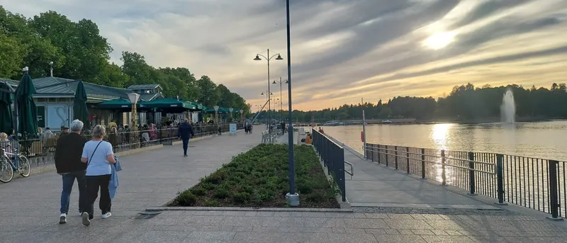 Porin jokiranta iltavalossa, kävelysilta ja suihkulähde
